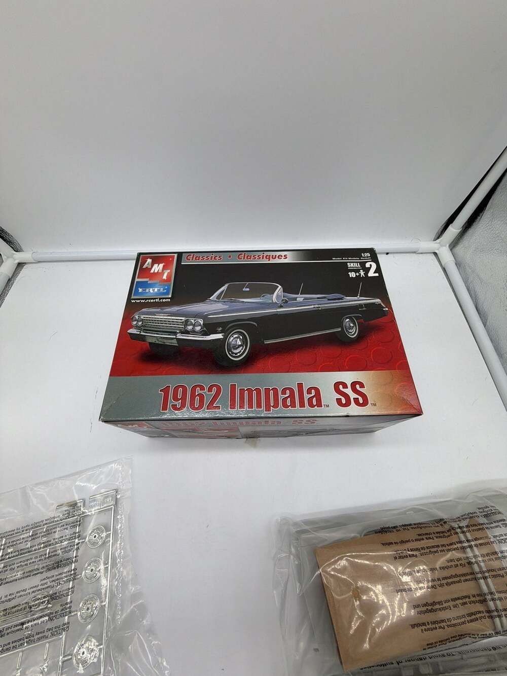 AMT ERTL 1962 Chevrolet Impala SS 1:25 Scale Model Kit 8209